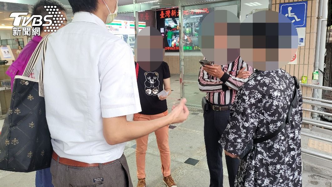 黃男的家人表示目前連水電費都繳不出。(圖/TVBS)