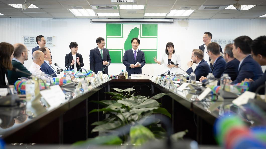 民進黨舉辦駐台外交使節選舉說明會,賴清德在會中進行政策簡報。(圖/民進黨提供)