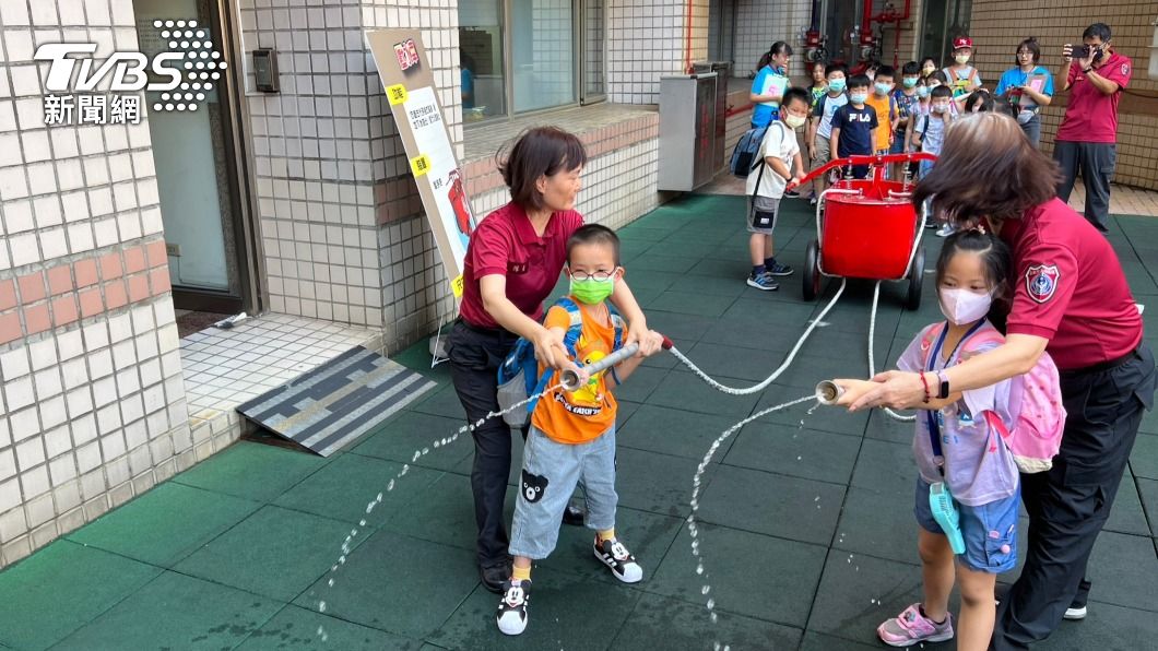 營隊能體驗消防員平時工作內容。(圖/TVBS)