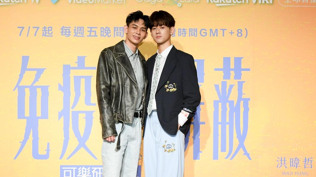 洪暐哲(右)和炎亞綸有不少共同朋友。(圖/三立提供)