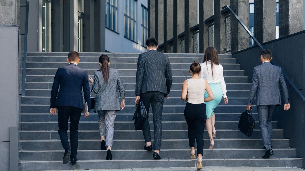 原PO奉勸年輕人踏入公職要三思。(示意圖,非當事人/shutterstock達志影像)