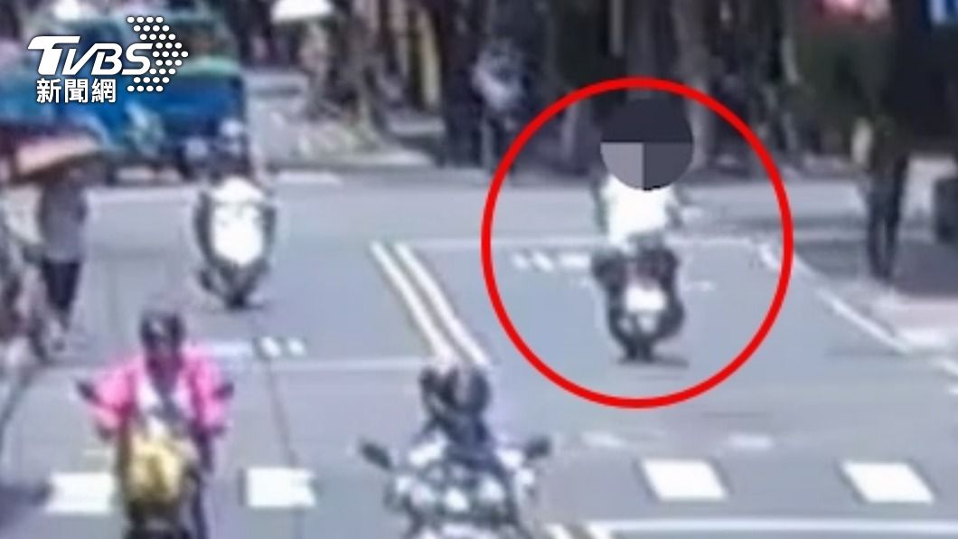 犯嫌騎車抽菸又搖晃被員警盯上。(圖/TVBS)