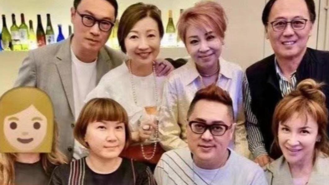 李玟生前聚會照片臉上用表情符號遮擋,外界猜測狀態早已不佳。(圖/翻攝自微博)