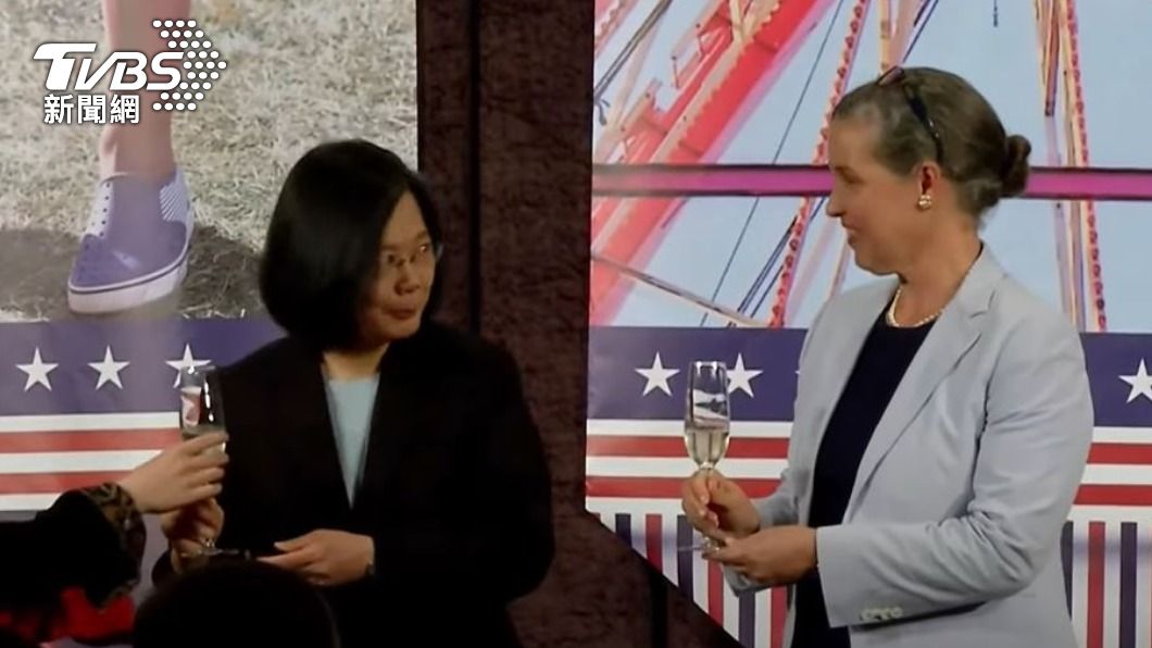 總統蔡英文、AIT處長孫曉雅(Sandra Oudkirk)。(圖/TVBS)