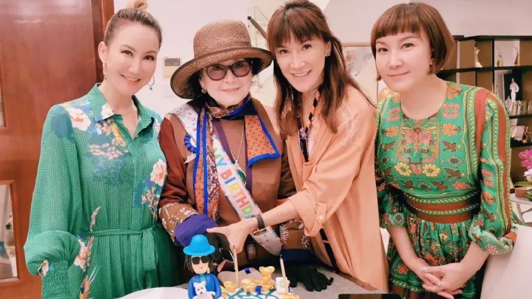 李玟姊姊透露媽媽現在情況很差。(圖/翻攝自微博)