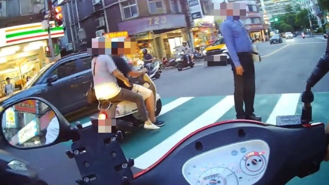 男子足足在馬路中間發呆10多秒,迫使汽機車駕駛最終得繞其身後而過。(圖/翻攝自「我是永和人」臉書)