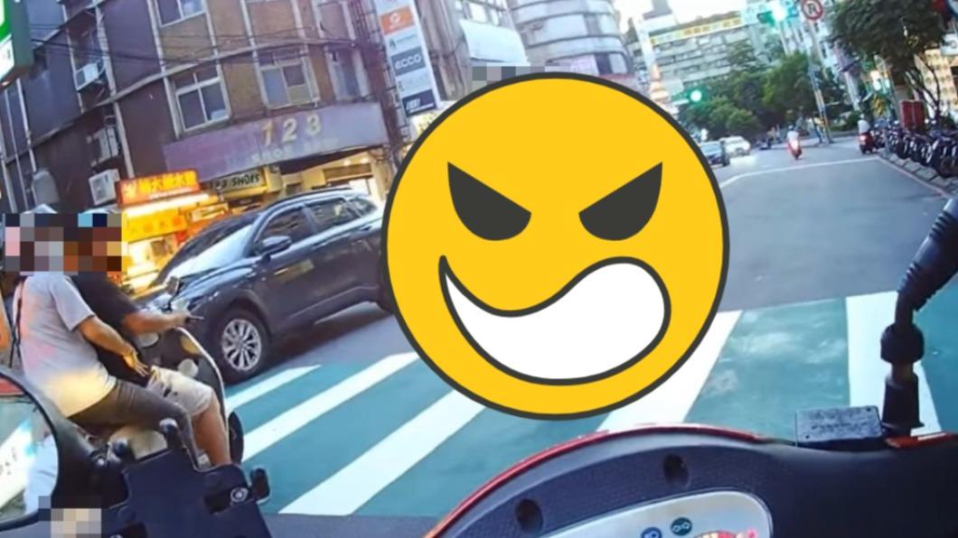 新北又見帝王行人!他紅燈呆站斑馬線 「朝天瞪10秒」全車傻眼