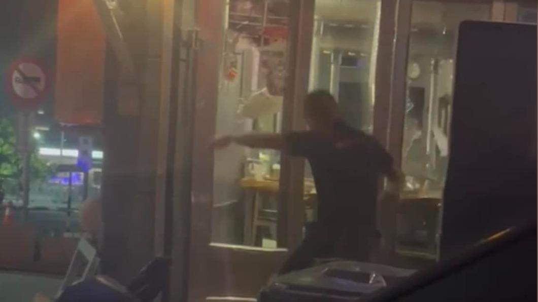 澎湖高價海鮮餐廳遭陳姓男子砸店，據了解是因雙方口舌糾紛引衝突。（圖／翻攝自報廢公社二館）