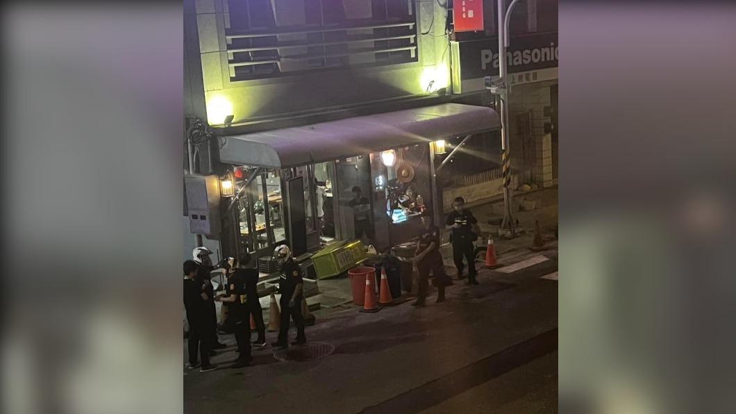 衝突獲報後，多名警察前往現場處理，目前全案仍待釐清。（圖／翻攝自報廢公社二館）
