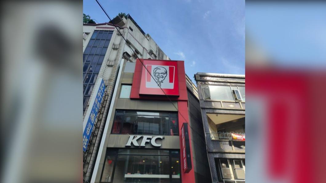 原PO一發出此圖,讓許多人留言把肯德基爺爺的領結瞬間看成手腳。(圖/翻攝自路上觀察學院)