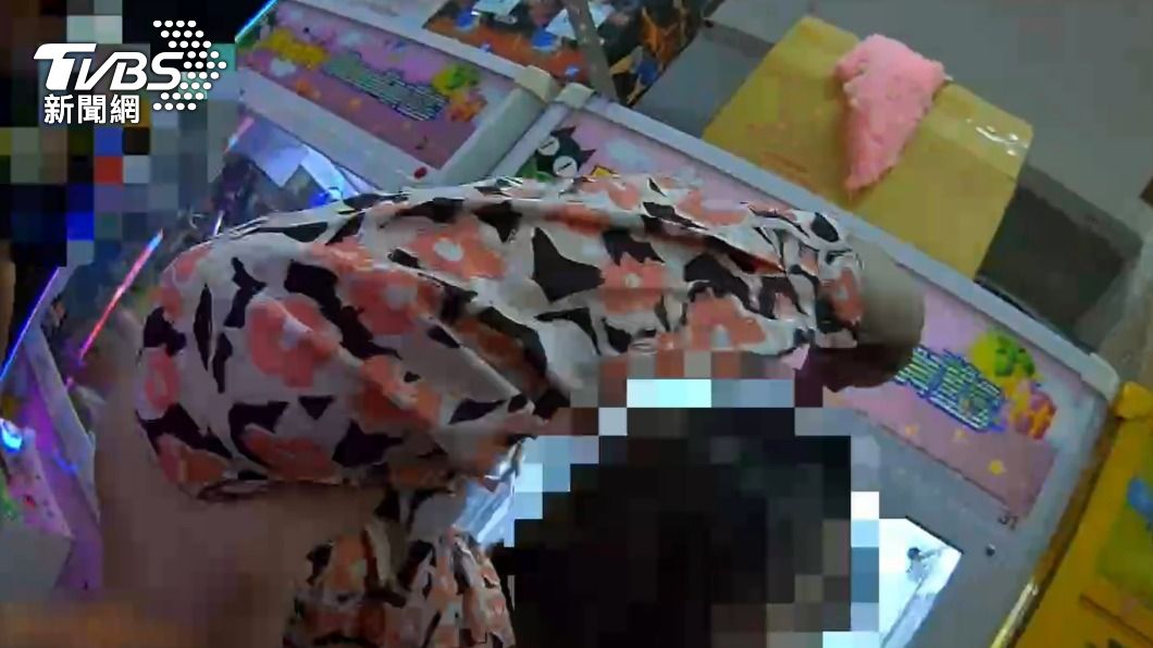 張女情緒激動飆國罵,警方出手安撫。(圖/TVBS)