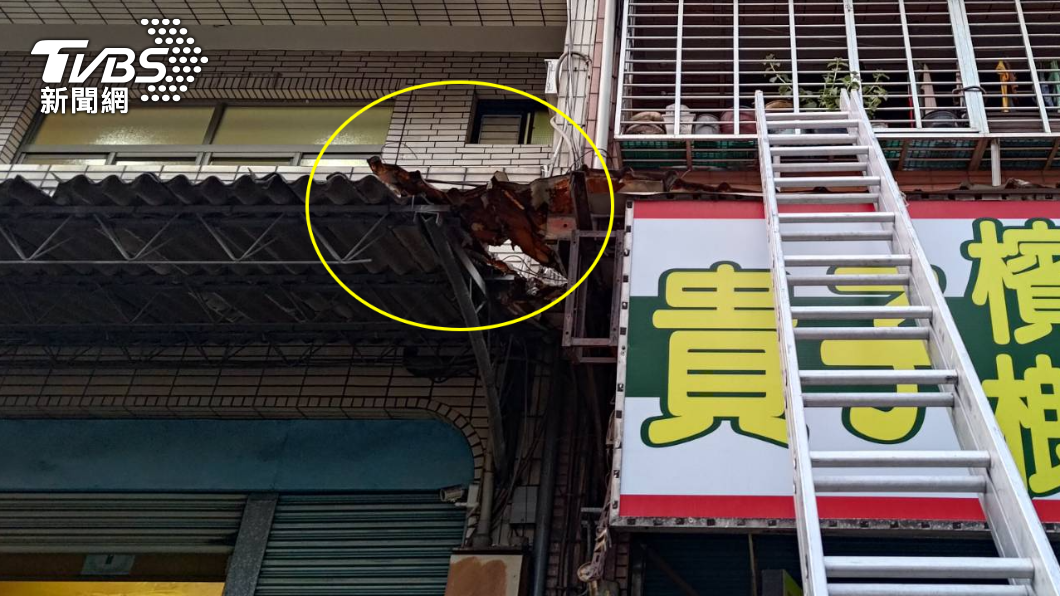 為整理花圃兩人失足!叔摔2樓卡遮雨棚 姪想救竟墜1樓