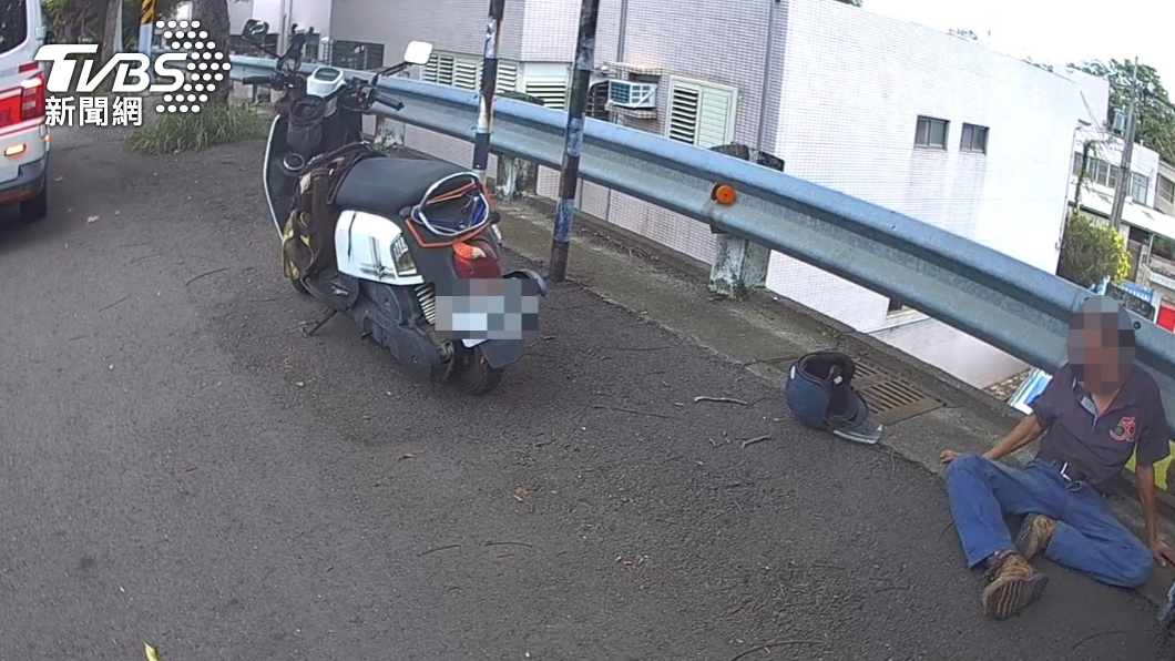 員警協助通報救護車。（圖／TVBS）