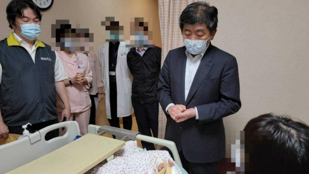 當時的疫情中心指揮官陳時中探望被害護理師。（圖／翻攝自王必勝Facebook）