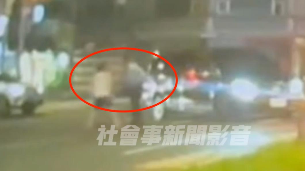 過馬路險遭撞!桃園男氣炸拍打小貨車 駕駛被激怒竟下車揍人