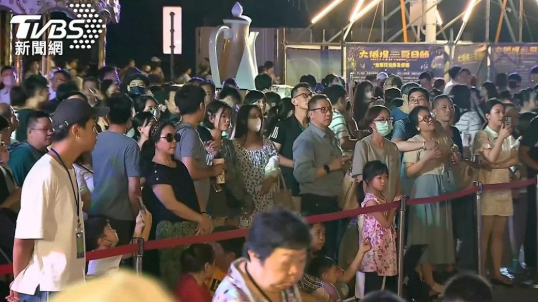 大稻埕煙火秀擠萬人 北市府急祭「交管、增流廁、清垃圾」