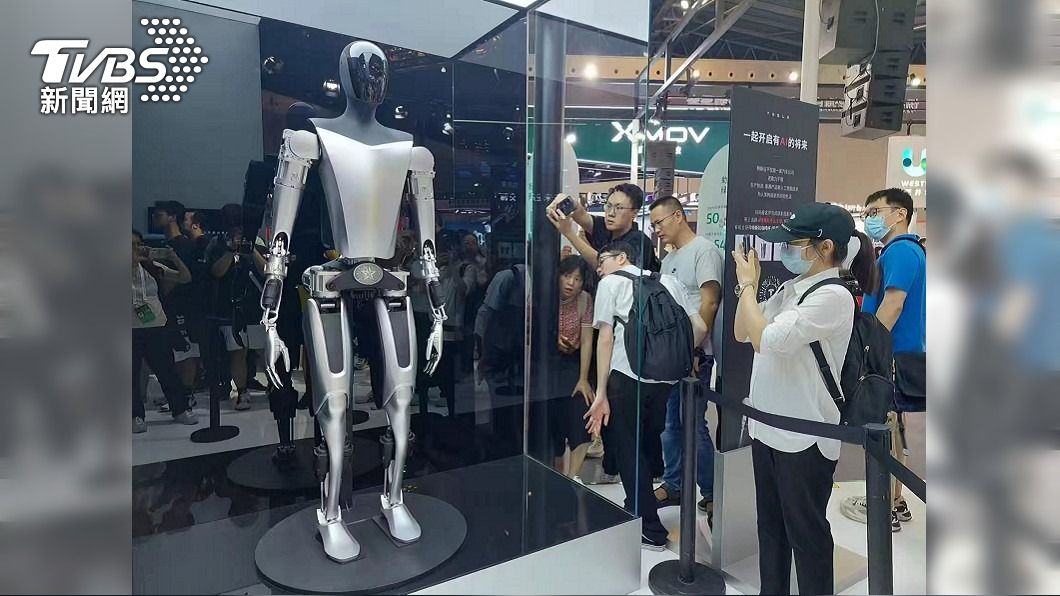 特斯拉機器人Optimus現身世界AI大會　身高172、可單手舉鋼琴