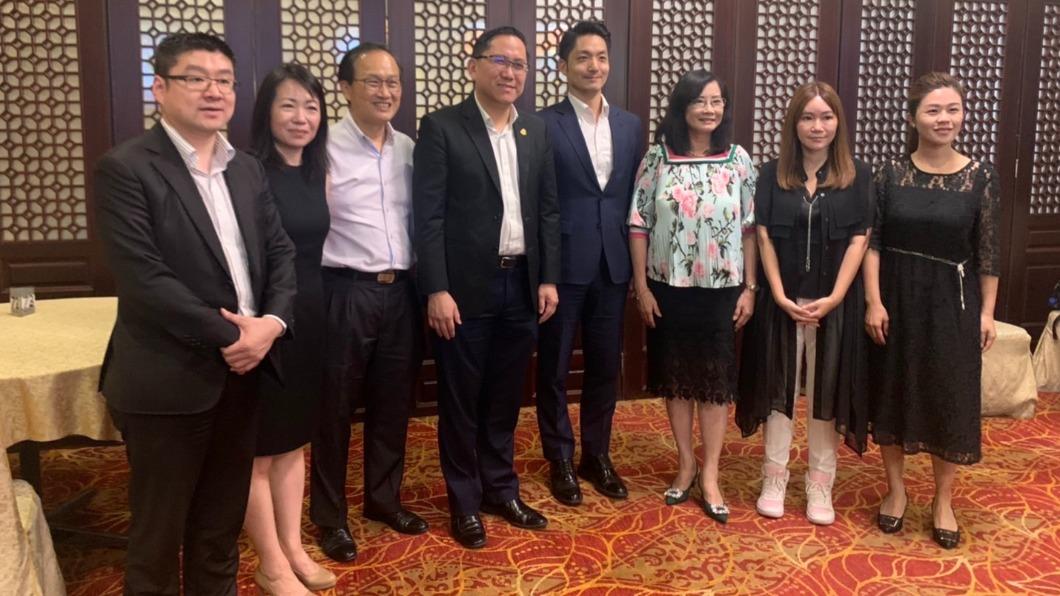 台北市長蔣萬安與新加坡副議長(左三)、 新加坡議員(左四)合照。(圖/陳怡君提供)