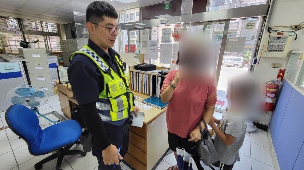 基隆百福派出所員警巡邏發現後,將男童帶回派出所協助尋找家屬。(圖/基隆市警察局提供)
