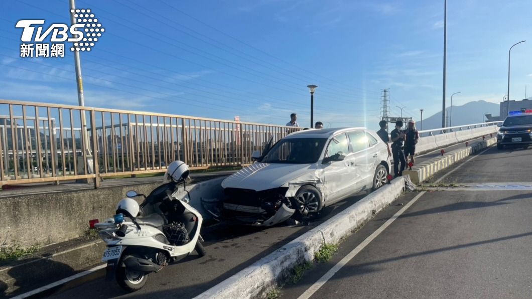 新北成蘆橋塞爆！毒蟲駕車自撞卡機車道　車內搜大量毒品