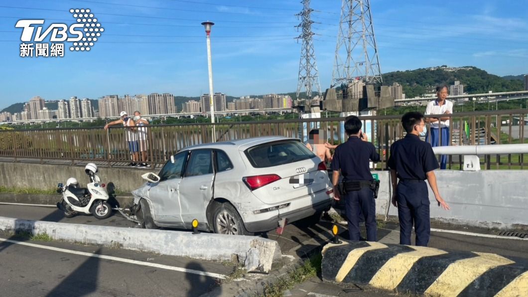 小轎車卡在機車道內。(圖/TVBS)