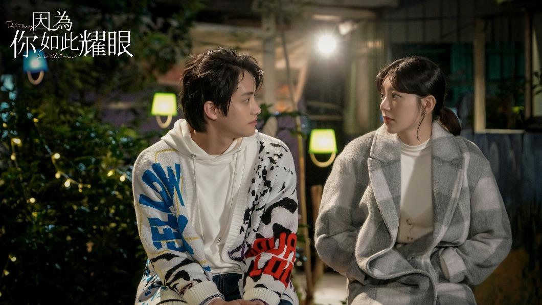 郭雪芙、范少勳星空下浪漫談心。(圖/時創影業提供)