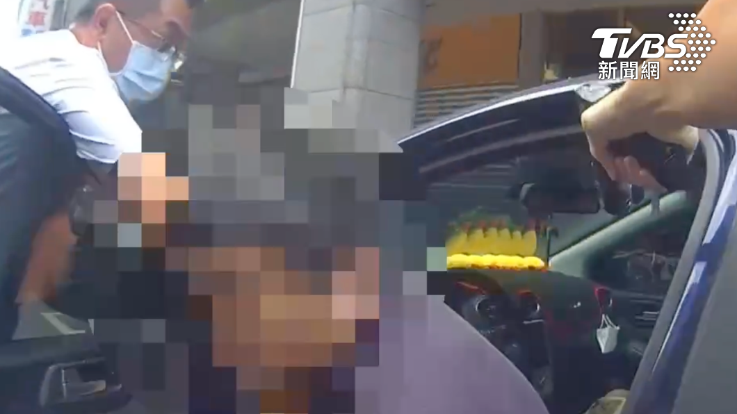 警方持槍埋伏,成功逮捕面交車手蔡嫌與2名監控手。(圖/TVBS)