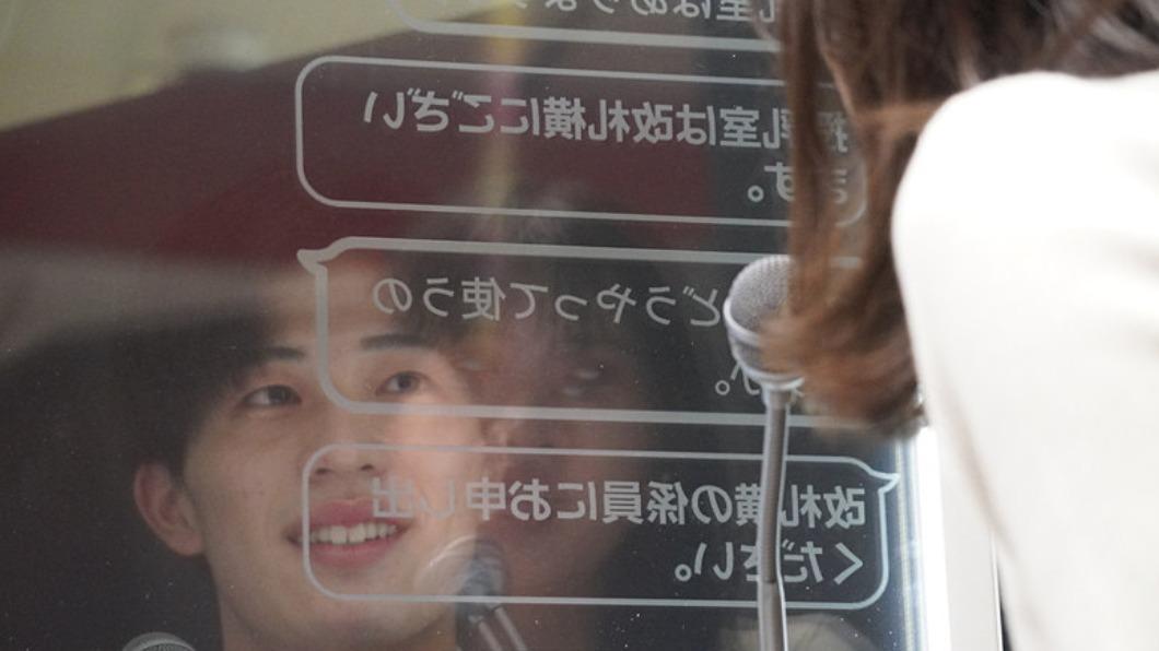 對著麥克風說完話後,翻譯過後的文字會直接顯示在螢幕上。(圖/翻攝自@travelwatch_jp推特)