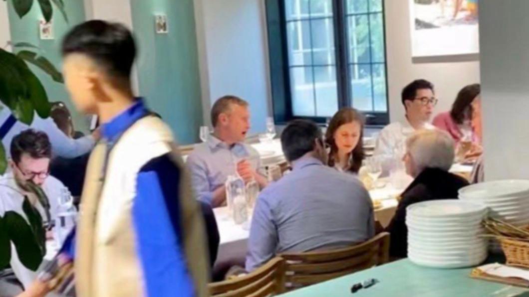 葉倫一行人並未坐在包廂內用餐,而是坐在餐廳大堂。(圖/翻攝自 微博@一坐一忘)