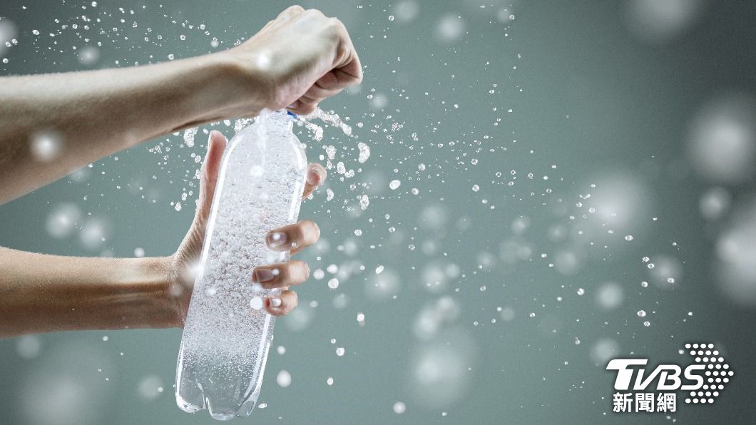 喝氣泡水超傷牙? 醫教「安全飲用3原則」:不要含著