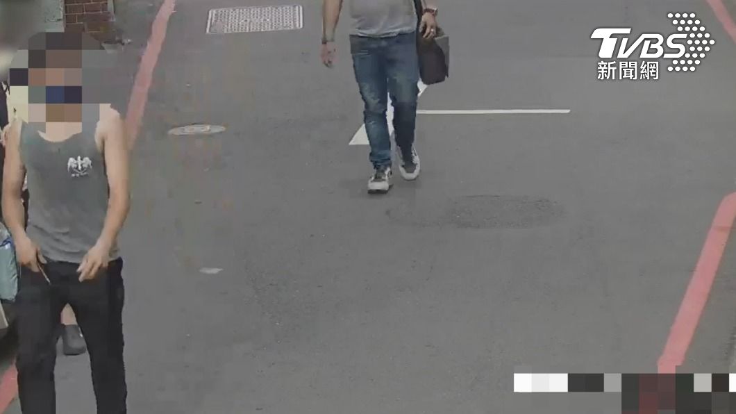王男（左一）毆傷情敵後逃離現場。（圖／TVBS）