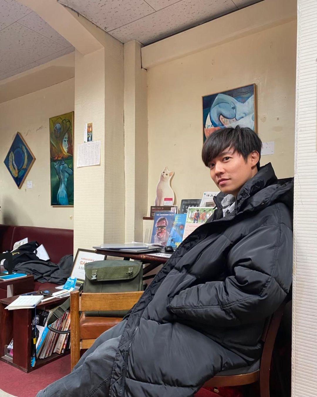 小出惠介在日本百年戲院「川越斯卡拉」拍攝新片。(圖/翻攝自小出惠介IG)