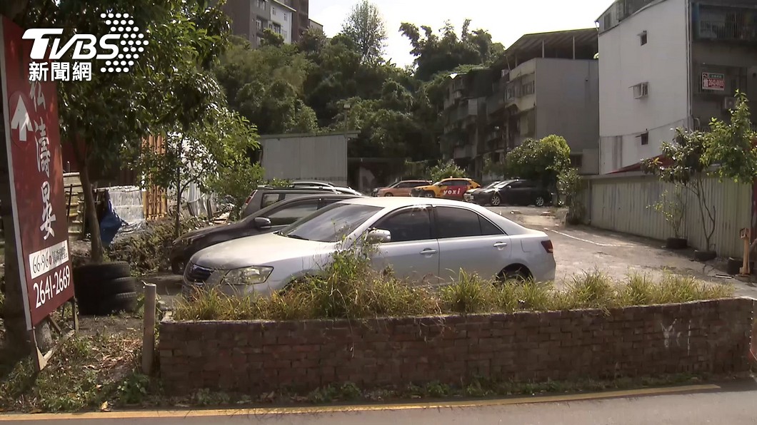 黃國昌卻被爆出名下畸零地疑似違法使用、變停車場。(圖/TVBS資料畫面)
