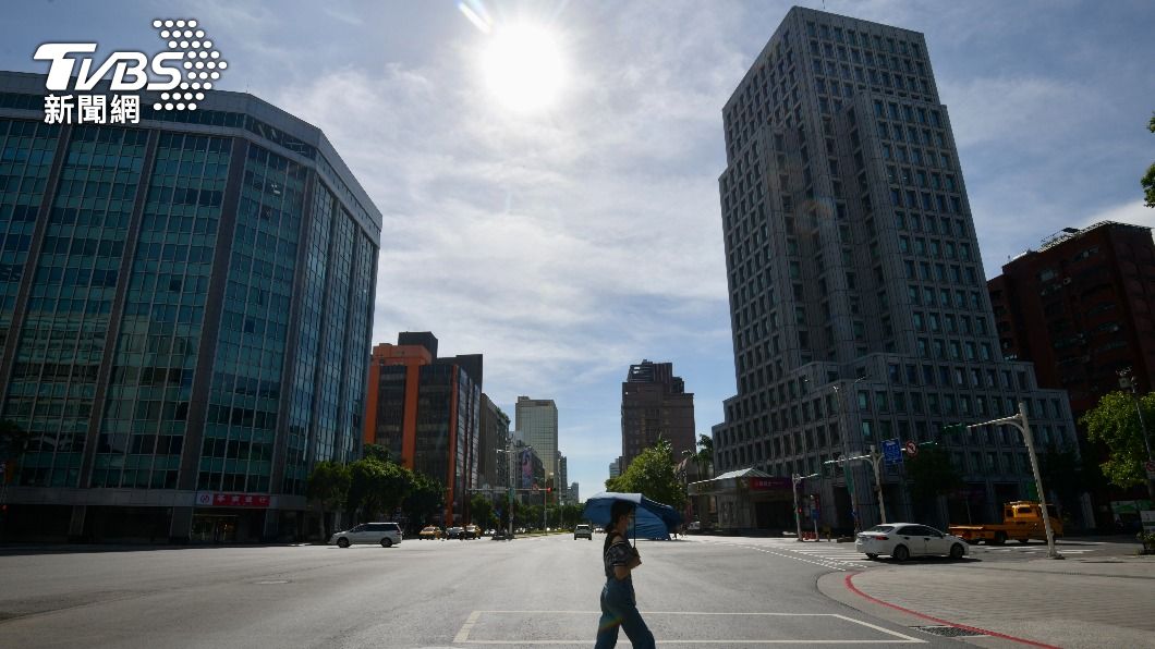 週末熱爆!體感飆40°C「紅色警戒區」出爐 這天迎雨降溫