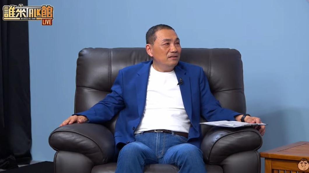 國民黨總統參選人侯友宜今(7)日晚間上網紅「館長」陳之漢直播節目。(圖/翻攝自館長YT)