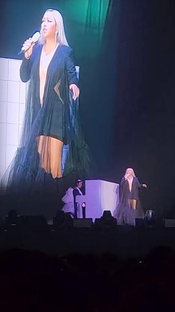 阿妹在7日的新加坡演唱會上,特別獻唱李玟的歌曲《我依然是你的情人》。(圖/翻攝自張惠妹的歌聲動影小紅書)