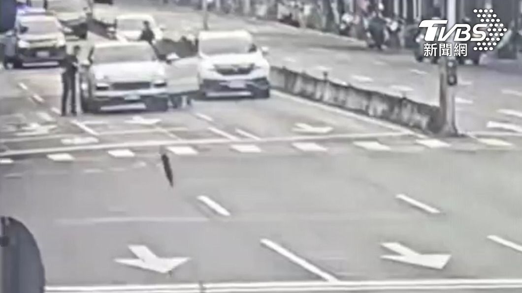 喝完威士忌開保時捷上路!沿路滑行開到睡著 警破窗驚醒