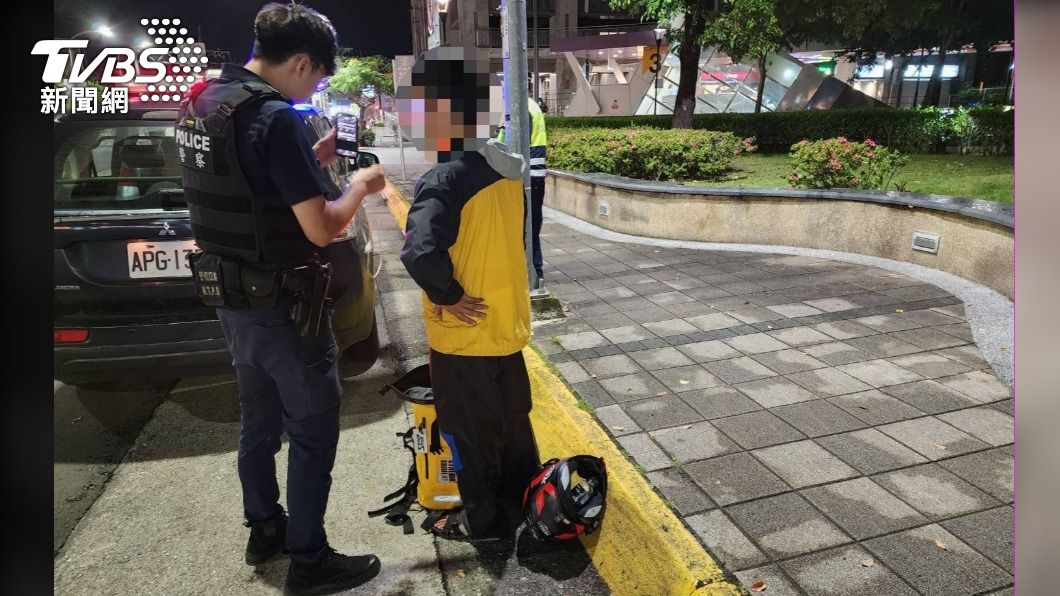 警方貼心地載送日籍男大生到捷運站。(圖/TVBS)