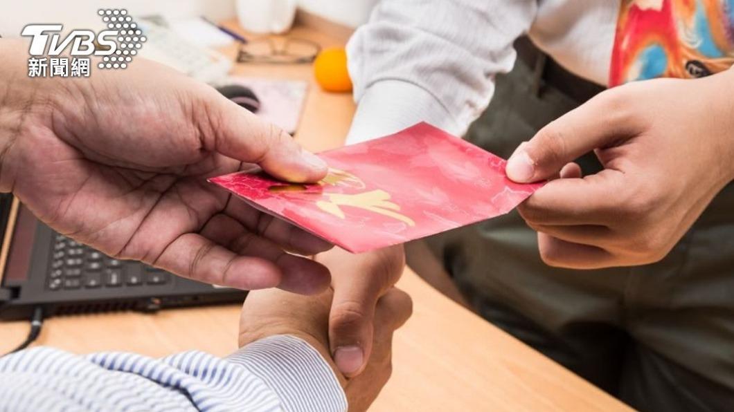資深員工表示每年都會收到公司紅包，任職滿5年時又收到一塊5公克金條。（示意圖／shutterstock達志影像）