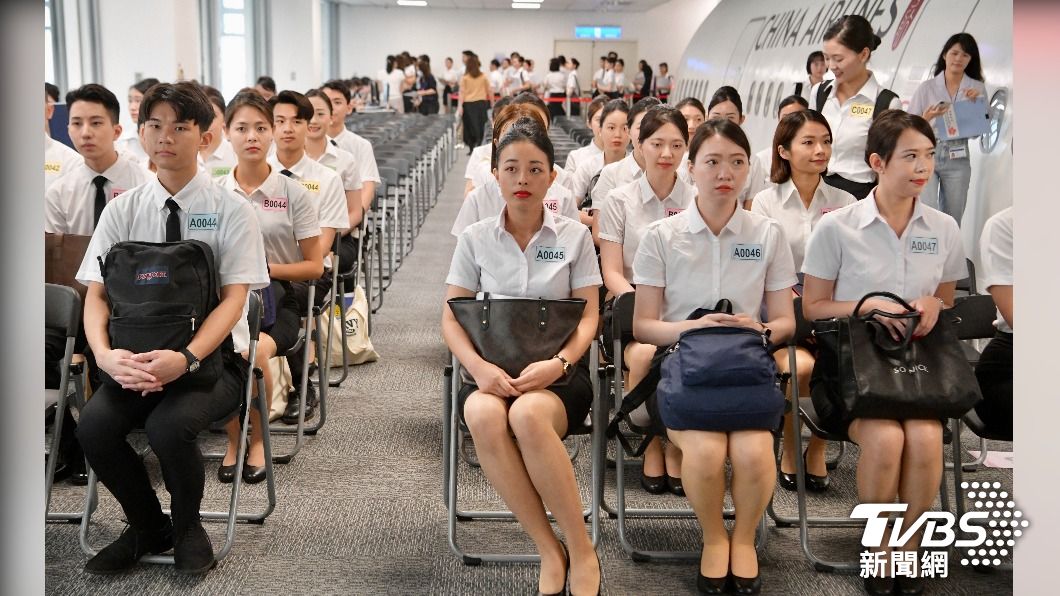 應考者穿白襯衫、衣著整齊等待考試。(圖/胡瑞麒攝)