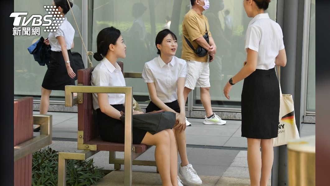 華航客艙組員考生儀態端莊。(圖/胡瑞麒攝)