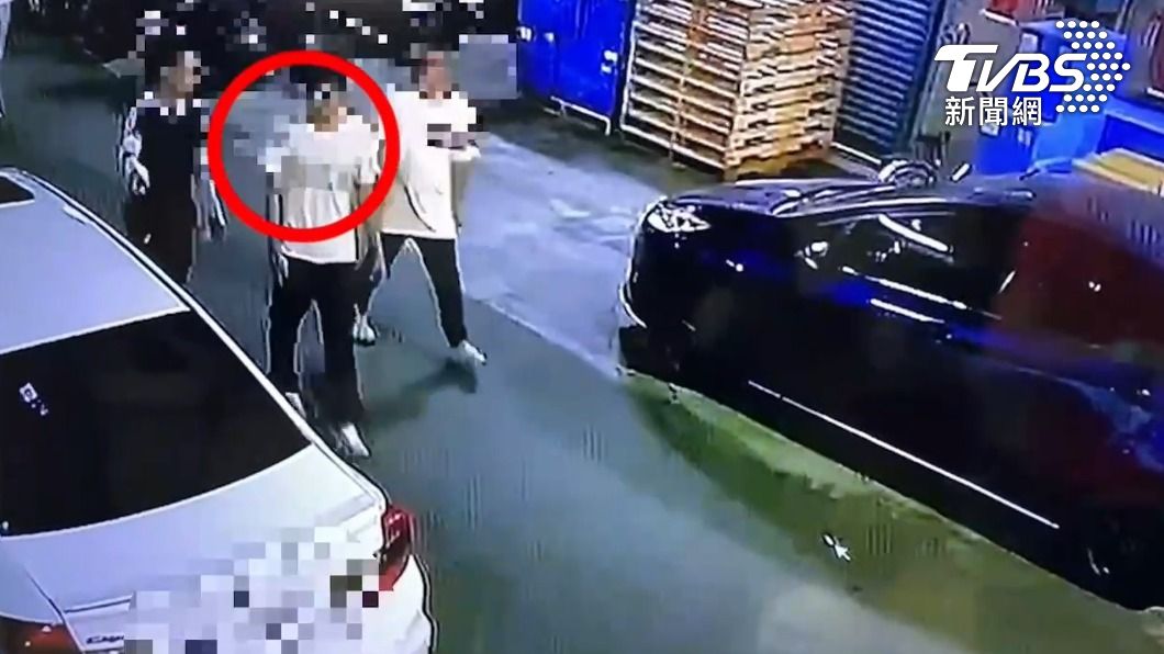 李男與前妻相約談判,卻遭對方強押上車。(圖/TVBS)