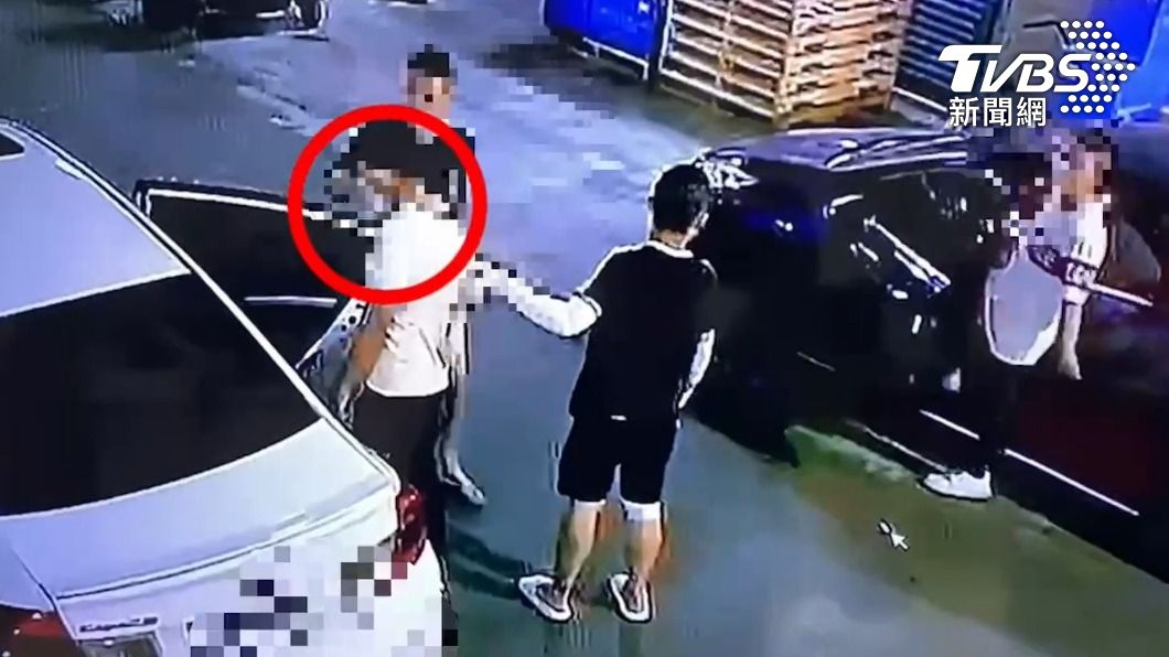 李男與前妻相約談判,卻遭對方強押上車圍毆。(圖/TVBS)