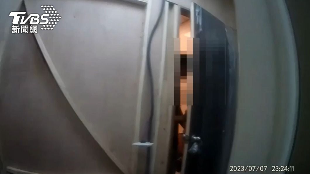 警方在屋主同意下進入店內搜索。(圖/TVBS)