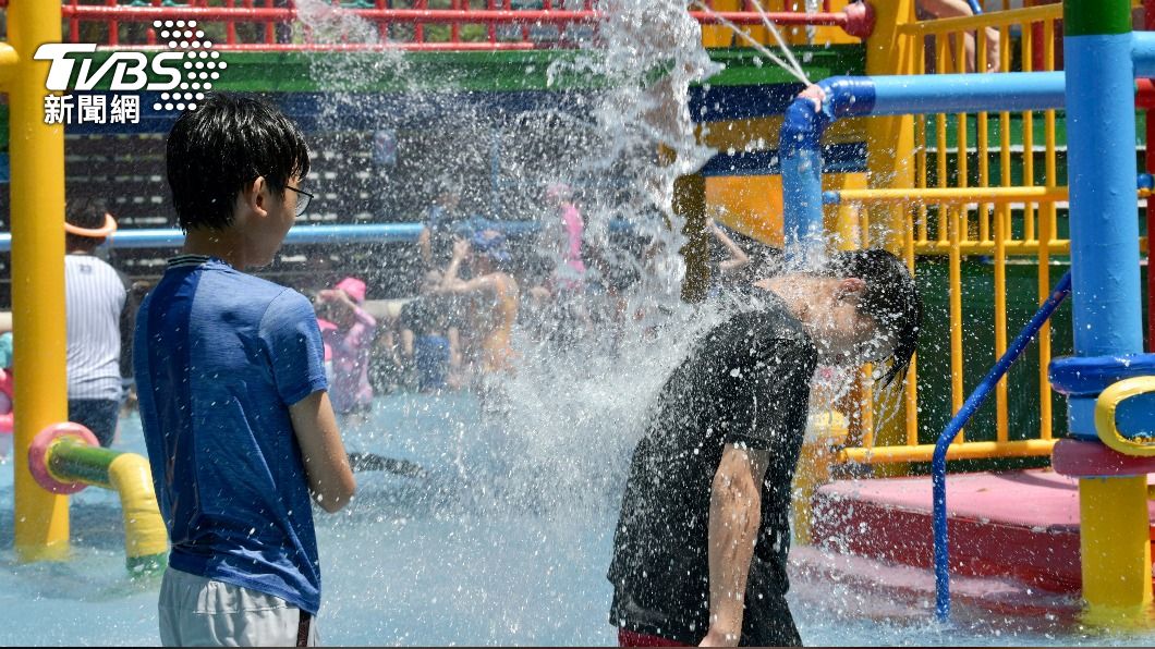 天氣炎熱,玩水消暑民眾大增。(圖/胡瑞麒攝)