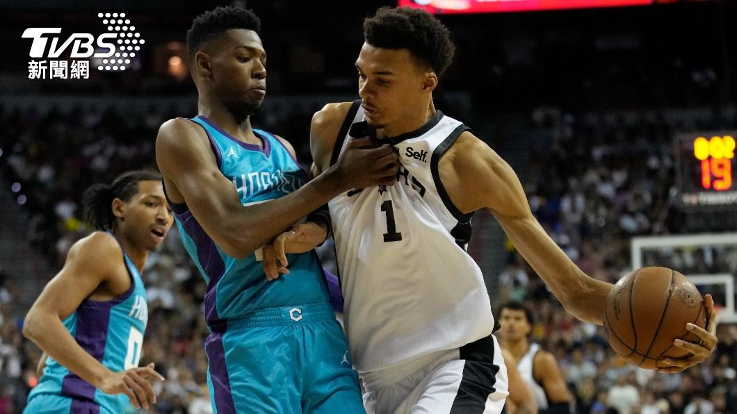 NBA/文班亞馬首秀!搧鍋、助攻秀驚人天賦 遭海報隔扣慘成亮點