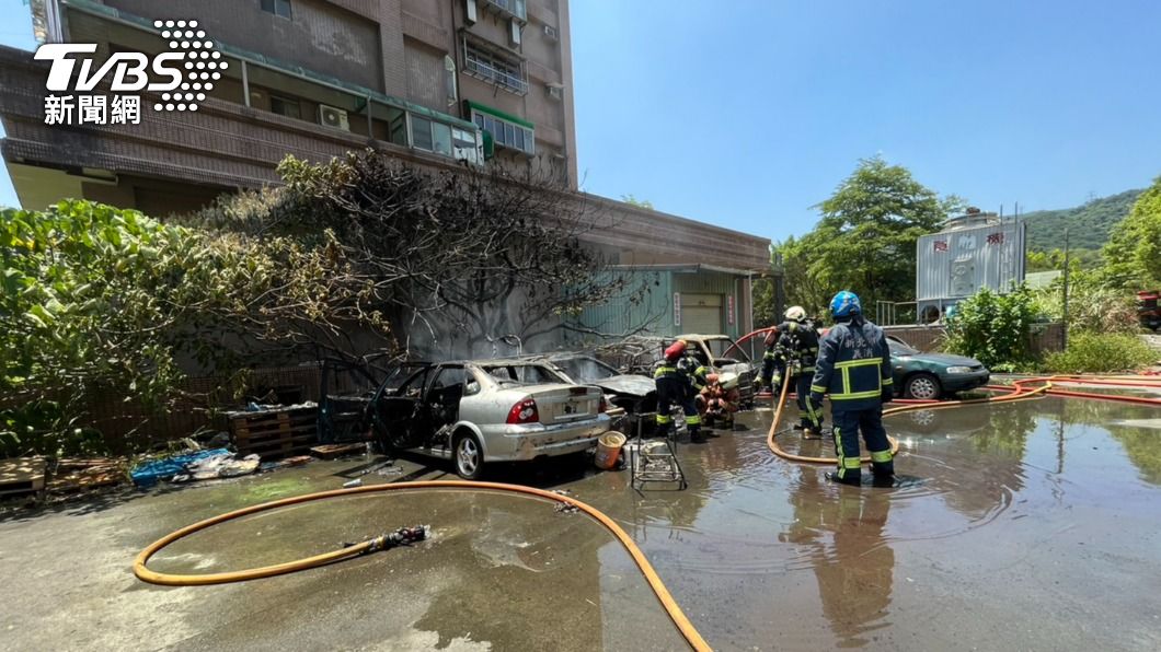 警消人員到場灌救。(圖/TVBS)