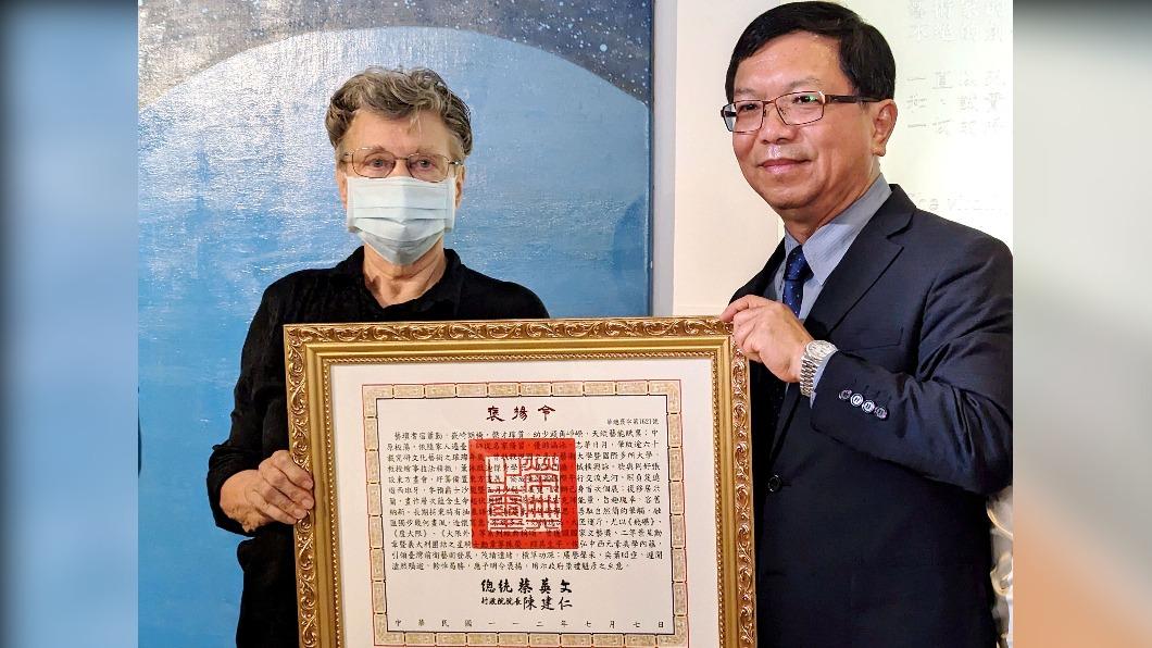 藝術家蕭勤辭世 文化部代表頒贈總統褒揚令