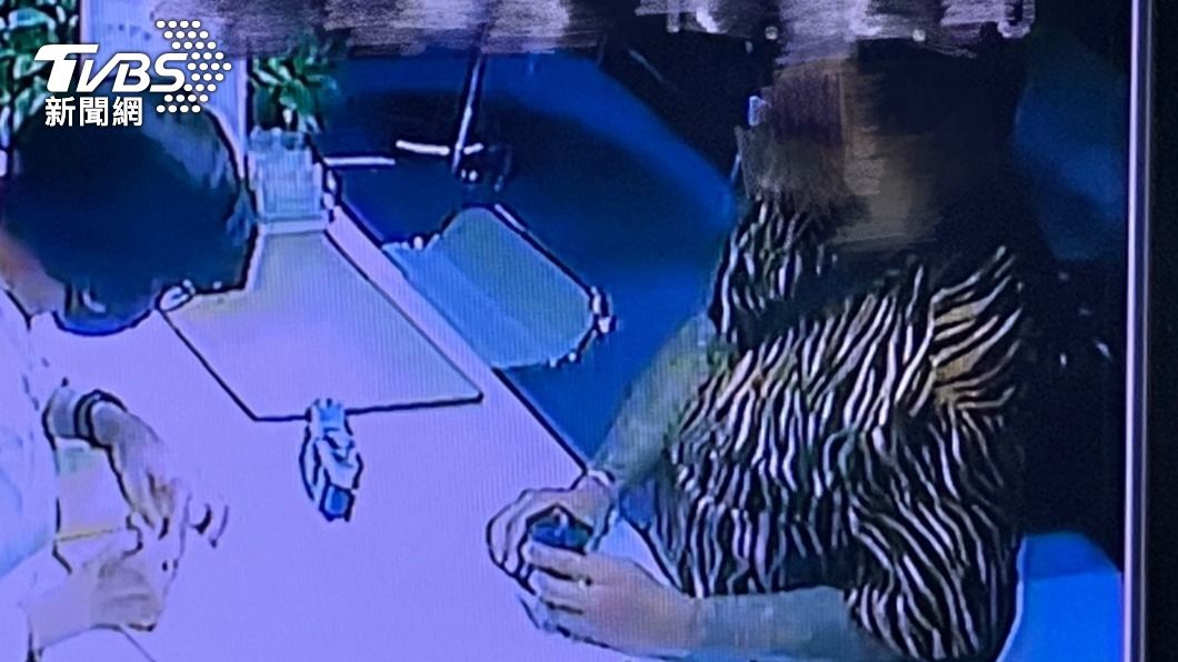 吳姓男子竊取同事的信用卡,事後盜刷購買高價相機。(圖/TVBS)