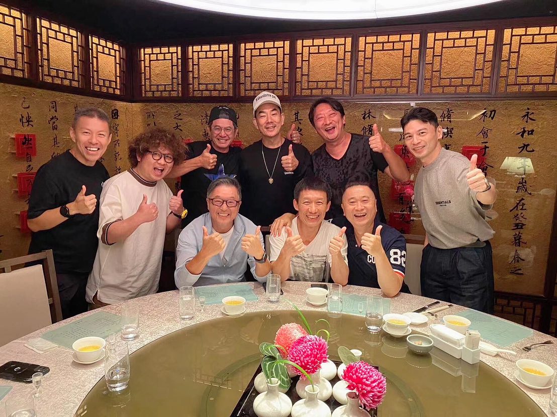 《悶鍋》成員與任賢齊一起開心比讚。(圖/翻攝自王偉忠臉書)